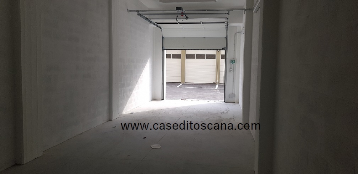 VIALE EUROPA - GARAGE IN PIAZZALE CHIUSO CON CANCELLO ELETTRICO