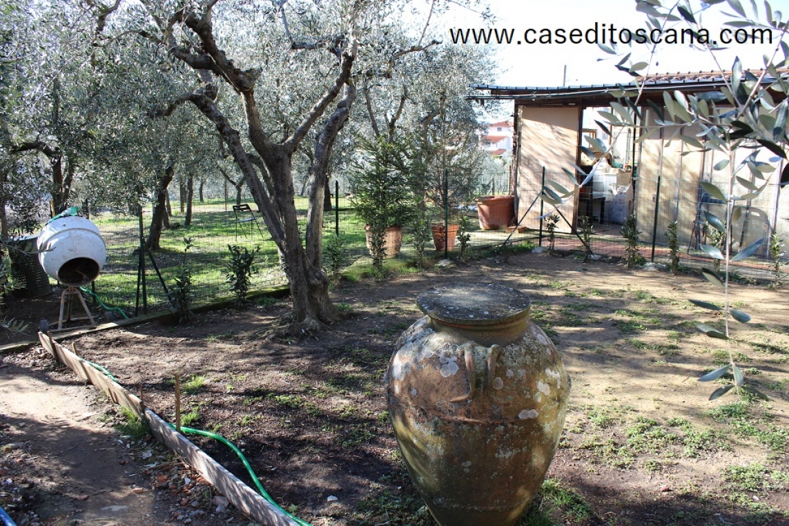 CANCELLI - LUMINOSO TERRATETTO RUSTICO CON GIARDINO E TERRENO
