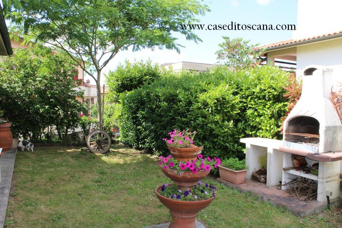 CETINA - VILLETTA ANGOLARE CON GIARDINO E GARAGE