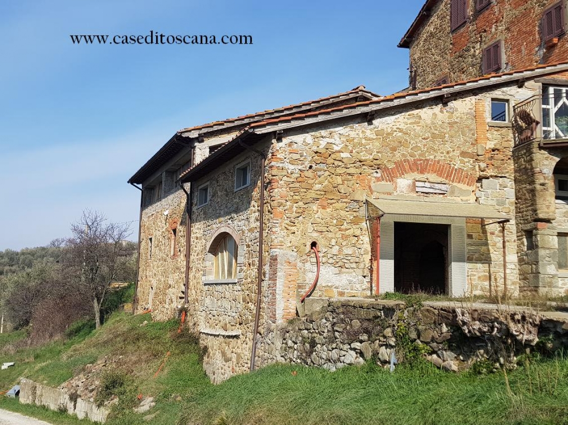 PIETRAPIANA/SAN DONATO - PORZIONE DI COLONICA ANGOLARE CON GIARDINO