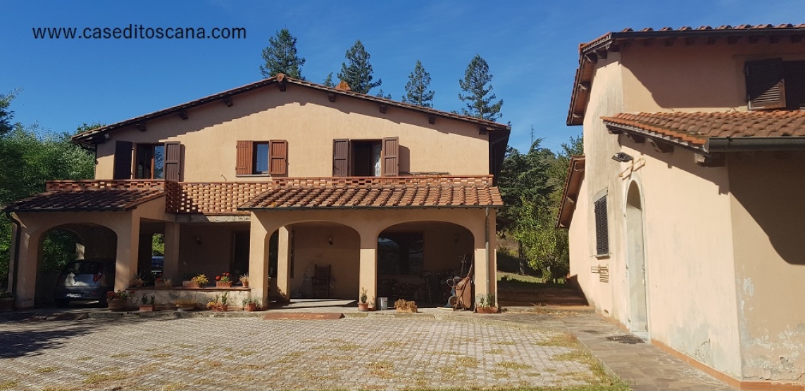 FIGLINE - STUPENDA VILLA CON FIENILE E TERRENO