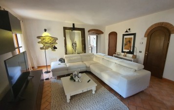 REGGELLO - LUMINOSO TERRATETTO RUSTICO CON TAVERNA E CAMINO