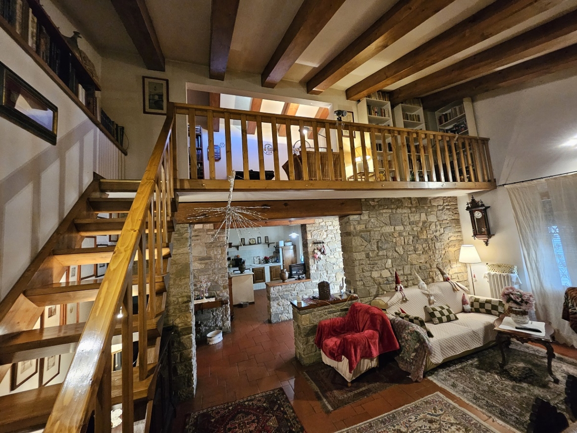 SAN DONATO IN COLLINA - VILLA LIBERA SU 4 LATI CON GARAGE E GIARDINO