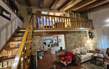 SAN DONATO IN COLLINA (1,5 km) - VILLA LIBERA SU 4 LATI CON GARAGE E GIARDINO